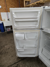 Load image into Gallery viewer, (T09212) Frigidaire Refrigerator - 9212

