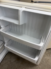 Load image into Gallery viewer, (T08662) Hotpoint Refrigerator - 8662
