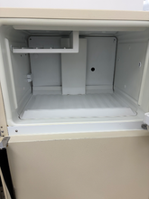 Load image into Gallery viewer, (T08663) Hotpoint Refrigerator - 8663
