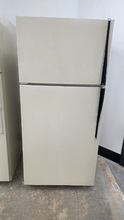 Load image into Gallery viewer, (T08785) Hotpoint Refrgerator - 8785
