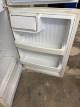 Load image into Gallery viewer, (T08738) Hotpoint Refrigerator - 8738
