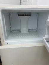 Load image into Gallery viewer, (T08662) Hotpoint Refrigerator - 8662
