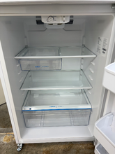 Load image into Gallery viewer, (T08923) Frigidaire Refrigerator - 8923
