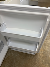 Load image into Gallery viewer, (T08924) Frigidaire Refrigerator - 8924
