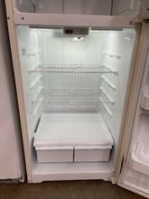 Load image into Gallery viewer, Hotpoint Refrigerator - 5583
