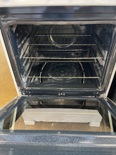 Load image into Gallery viewer, Hotpoint 24 in Gas Stove - 6366
