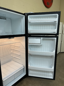 GE Black Refrigerator - 5502