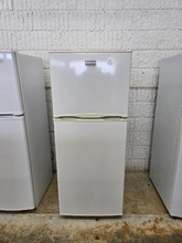Load image into Gallery viewer, (T09042) Frigidaire Refrigerator - 9042
