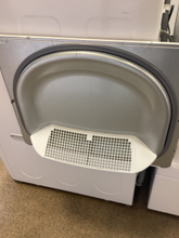 Load image into Gallery viewer, Speed Queen Washer and Electric Dryer Set - 5826 -  5827
