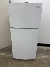 Load image into Gallery viewer, (T08923) Frigidaire Refrigerator - 8923
