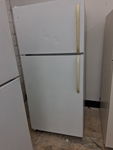 Load image into Gallery viewer, (T08258) Frigidaire Refrigerator - 8258
