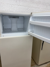 Load image into Gallery viewer, (T08741) Hotpoint Refrigerator - 8741
