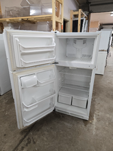 Load image into Gallery viewer, (T09212) Frigidaire Refrigerator - 9212

