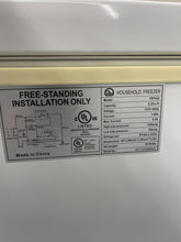 Load image into Gallery viewer, Igloo Chest Freezer - 6816
