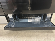 Load image into Gallery viewer, GE 4.8 cu ft Black Gas Stove - 7039
