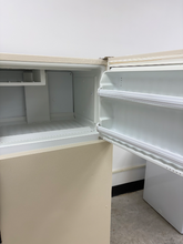 Load image into Gallery viewer, (T08661) Hotpoint Refrigerator - 8661

