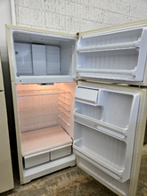 Load image into Gallery viewer, (T08555) Hotpoint Refrigerator - 8555
