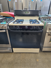 Load image into Gallery viewer, GE Gas Stove - 7958
