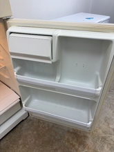 Load image into Gallery viewer, (T08661) Hotpoint Refrigerator - 8661

