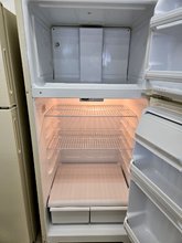 Load image into Gallery viewer, (T08555) Hotpoint Refrigerator - 8555
