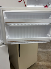 Load image into Gallery viewer, (T08887) Hotpoint Refrigerator - 8887

