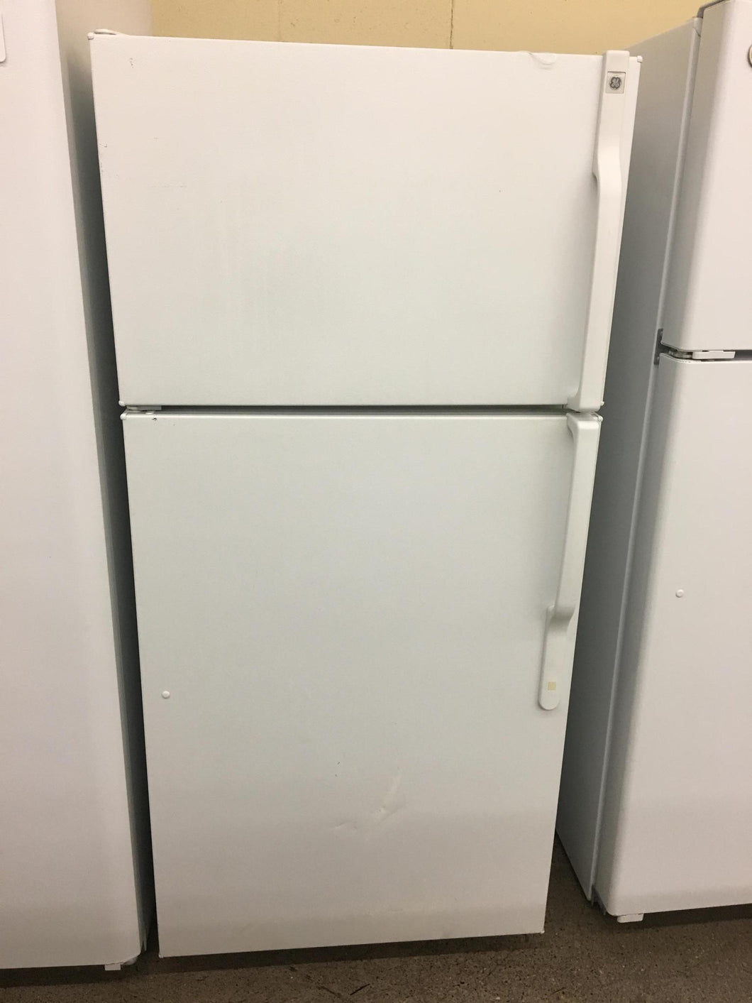 GE Refrigerator - 1216