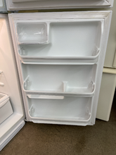 Load image into Gallery viewer, White Westinghouse Refrigerator - 1082
