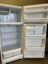 Load image into Gallery viewer, HotPoint Refrigerator - 0199

