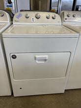 Load image into Gallery viewer, Whirlpool Washer and Gas Dryer Set - 9204 - 0792

