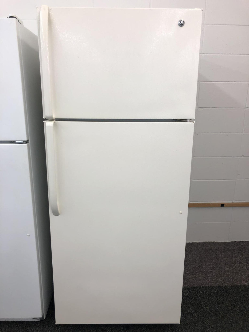 GE Bisque Refrigerator - RFT-1570