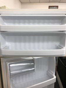 GE Refrigerator - 1576