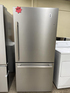 Hisense Bottom Freezer Refrigerator - 1007