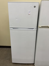 Load image into Gallery viewer, GE Refrigerator - 7921
